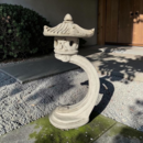 Lanterne pagode chinoise sur pied sculpté