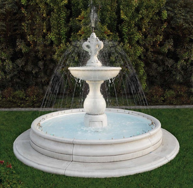Fontaine-en-pierre-avec- vasques-bassin-jets-  remontants-margelle-modèle-VIAREGGIO