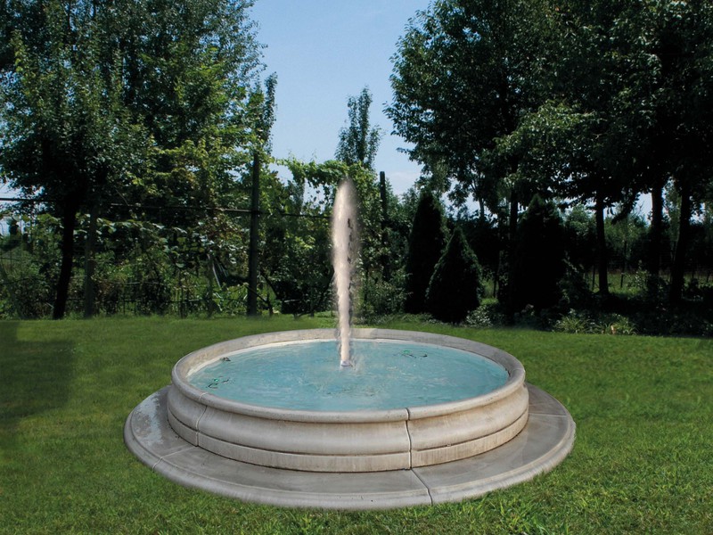 Fontaine-en-pierre-avec-bassin-et-margelle-modèle-Asti