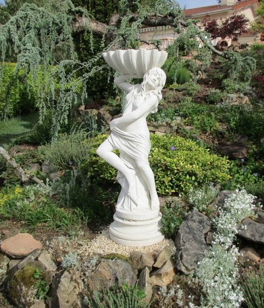Statue de jardin en pierre Femme Debout sur Coquillage