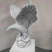Statue Aigle moyen sur rocher